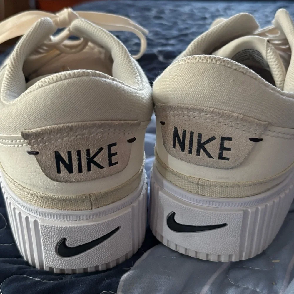 Nike Ivory Courts Legacy Lift ladies sz 10.5
